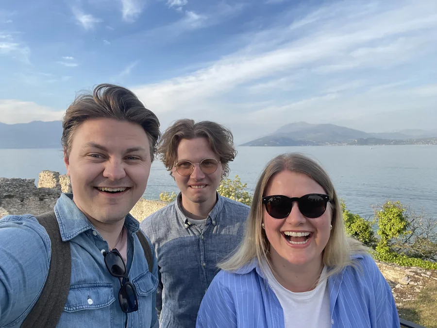 De tre vertene på reise i Italia.