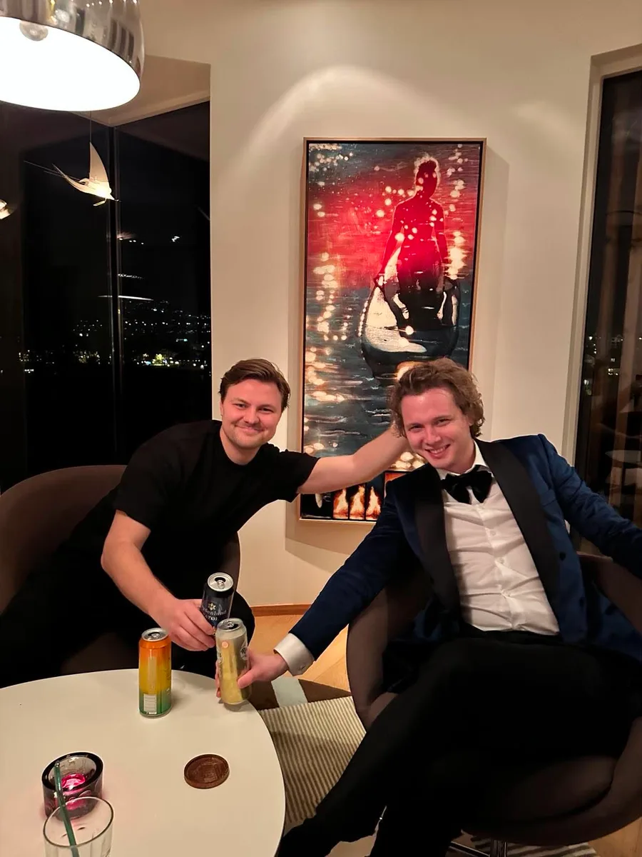 Magnus og Preben sitter sammen på fest.