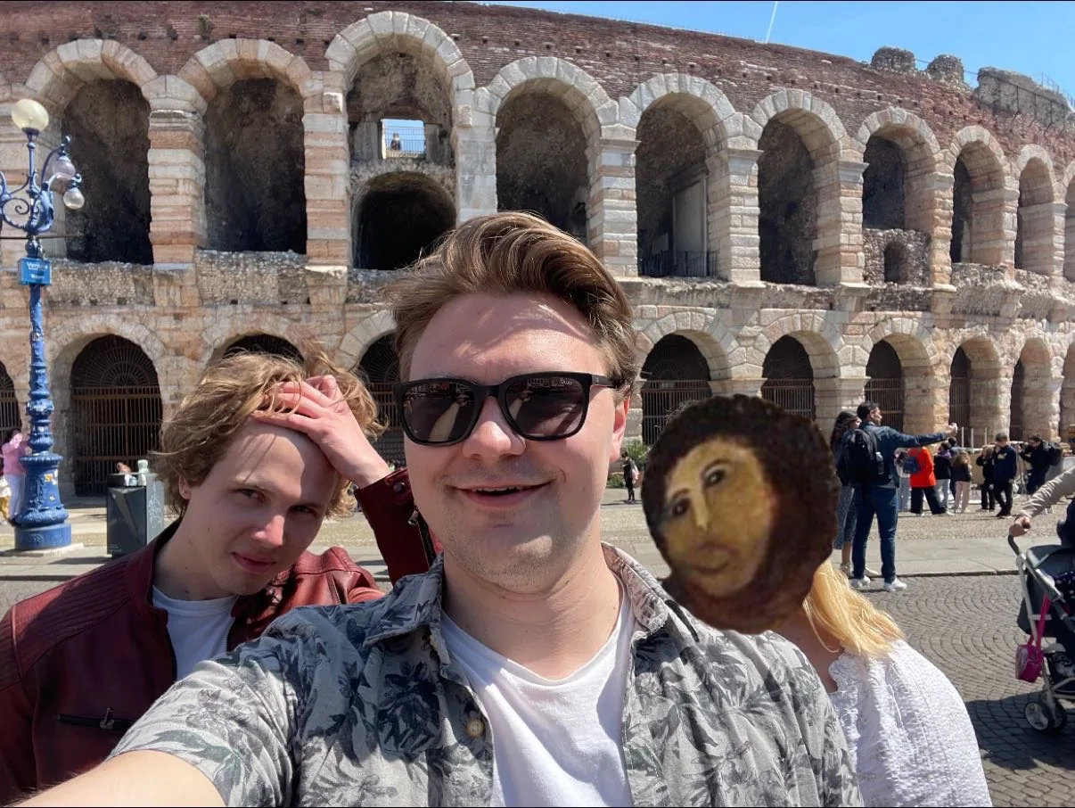 Magnus tar en selfie foran Arena di Verona.