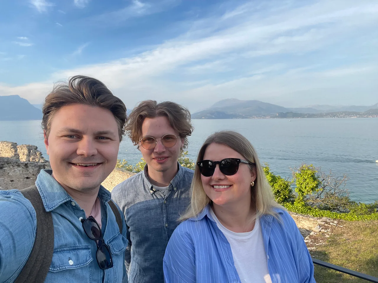 Magnus, Preben og Marie foran et italiensk landskap.