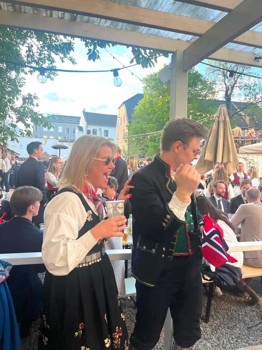 Marie og Magnus i bunad på 17. mai.