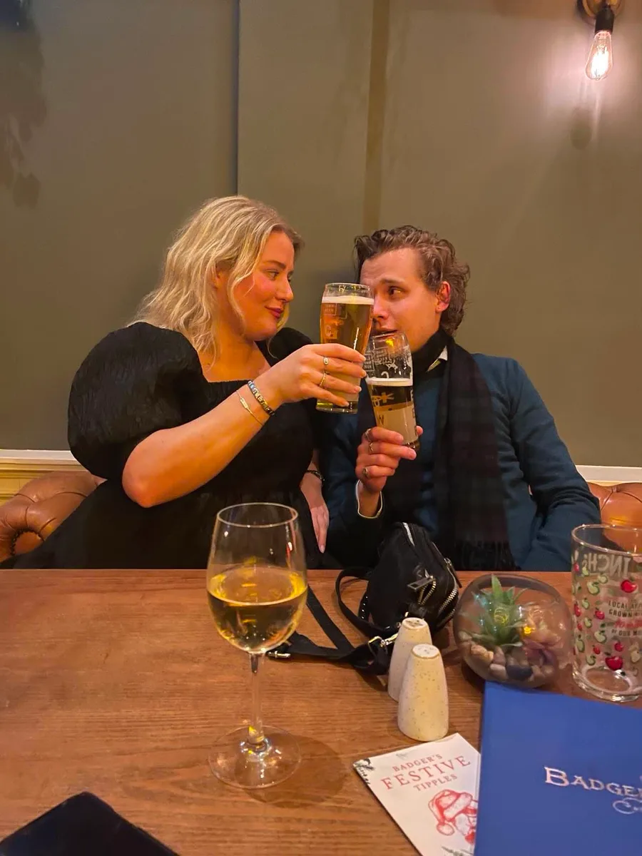 Marie og Preben skåler med øl.