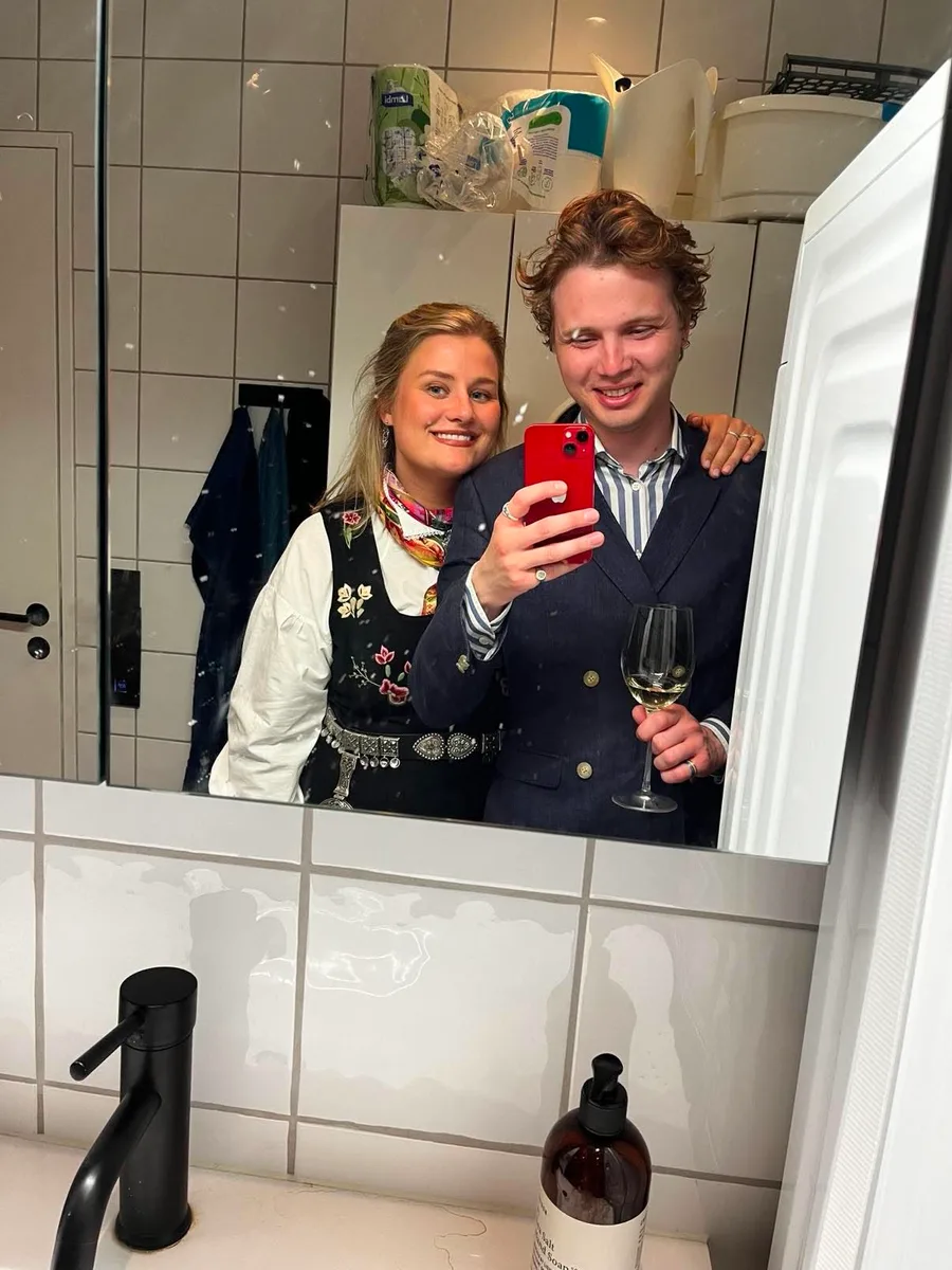 Marie og Preben tar et bilde i speilet.
