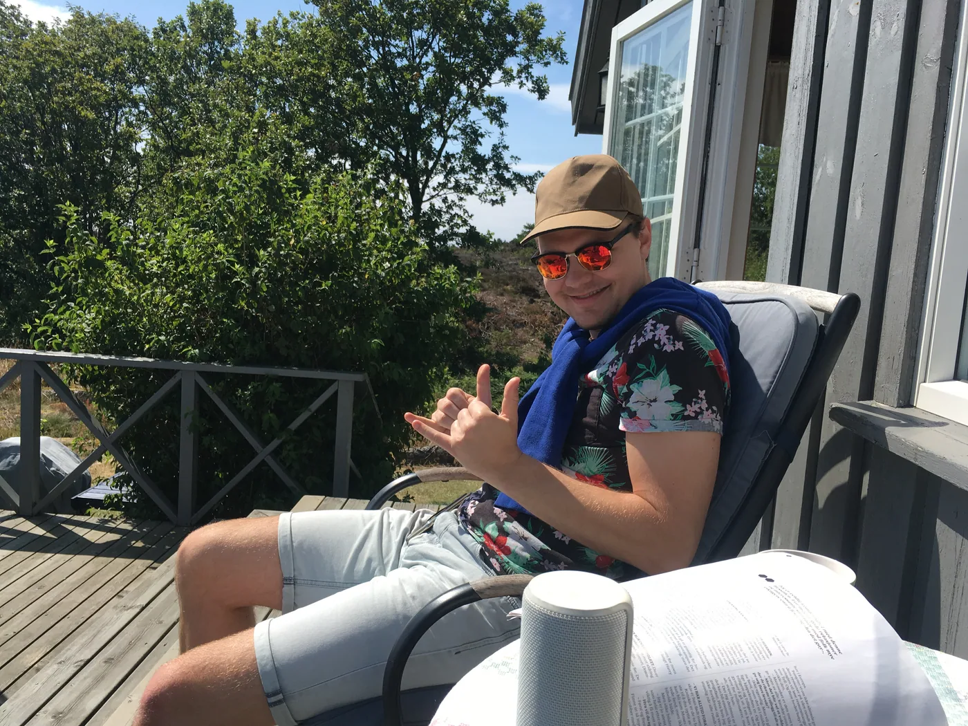 Magnus i solbriller og blomstrete skjorte.