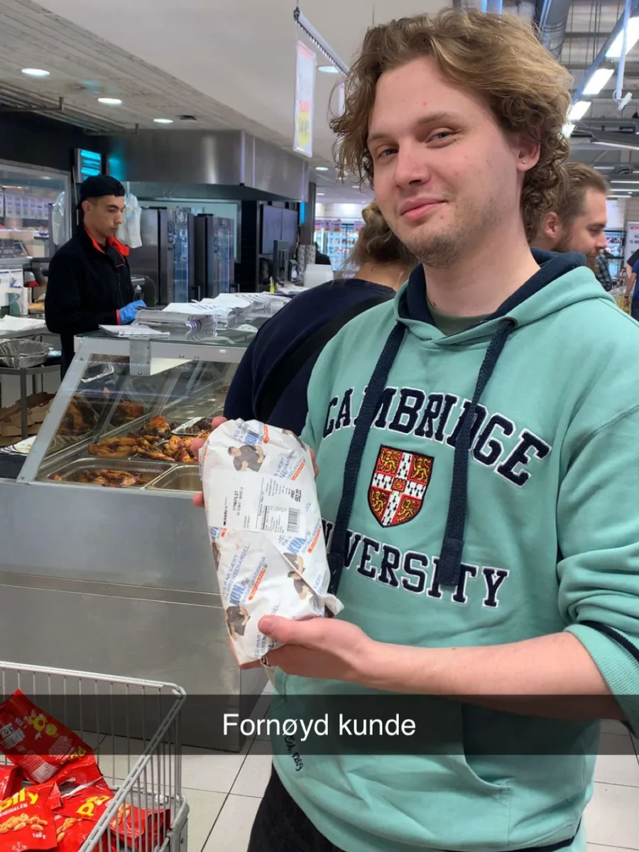 Preben med innpakket mat foran en varmdisk.