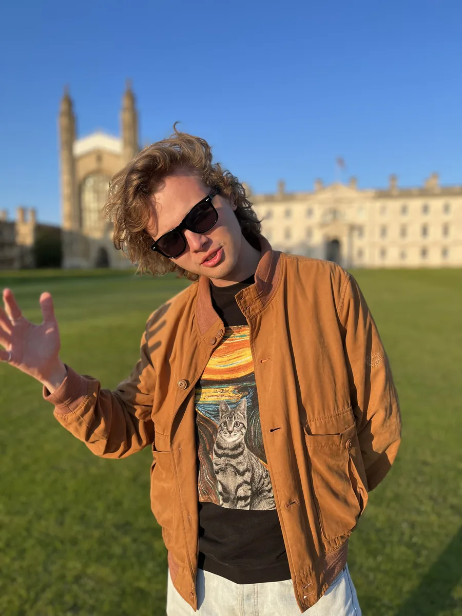 Preben foran en bygning i Cambridge.