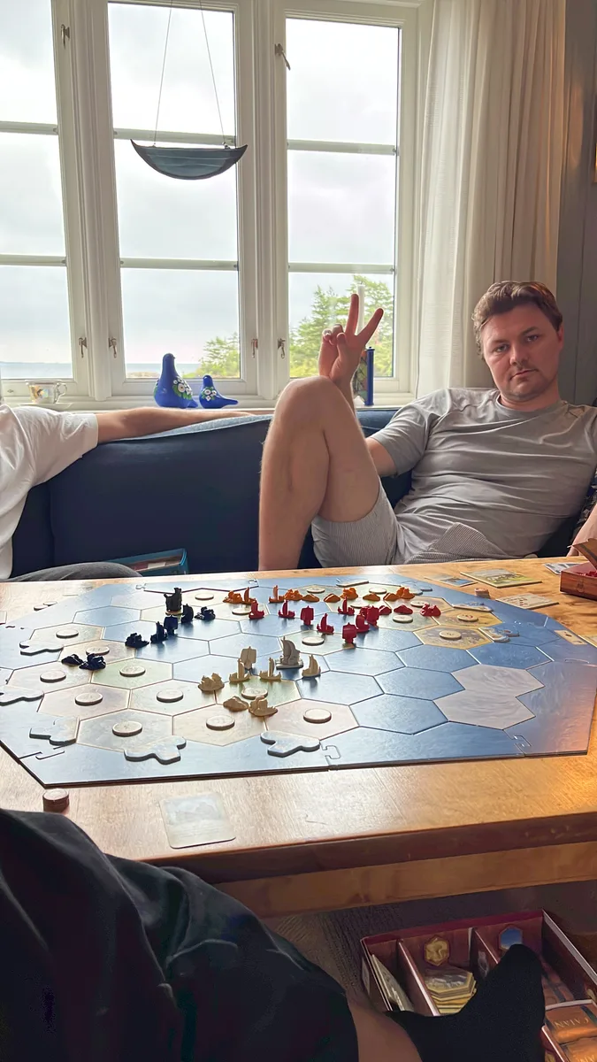 Magnus ved et spillbord.